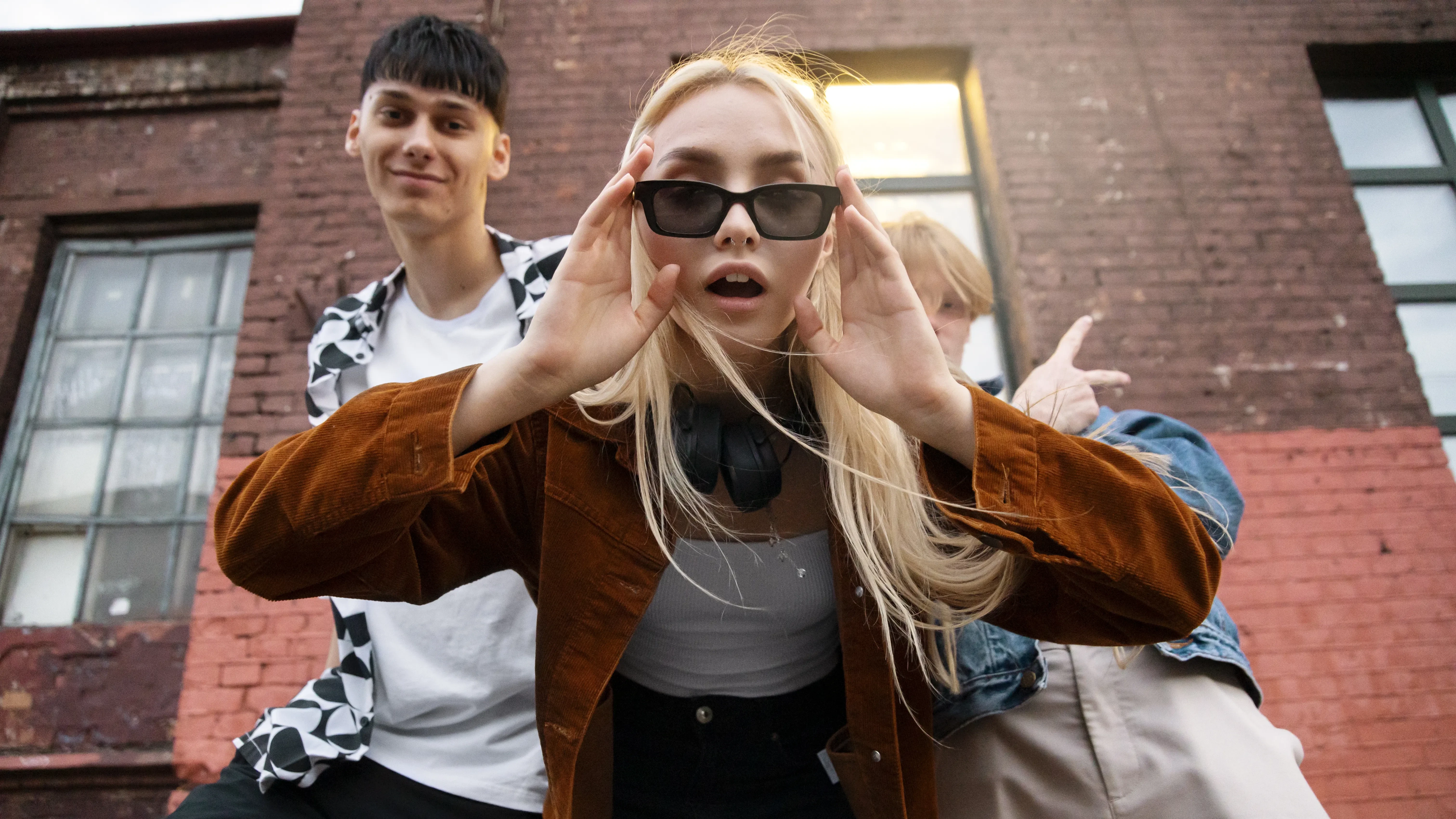 Ilustracja do artykułu: Co to znaczy GYAT? Poradnik dla rodziców po slangu nastolatków