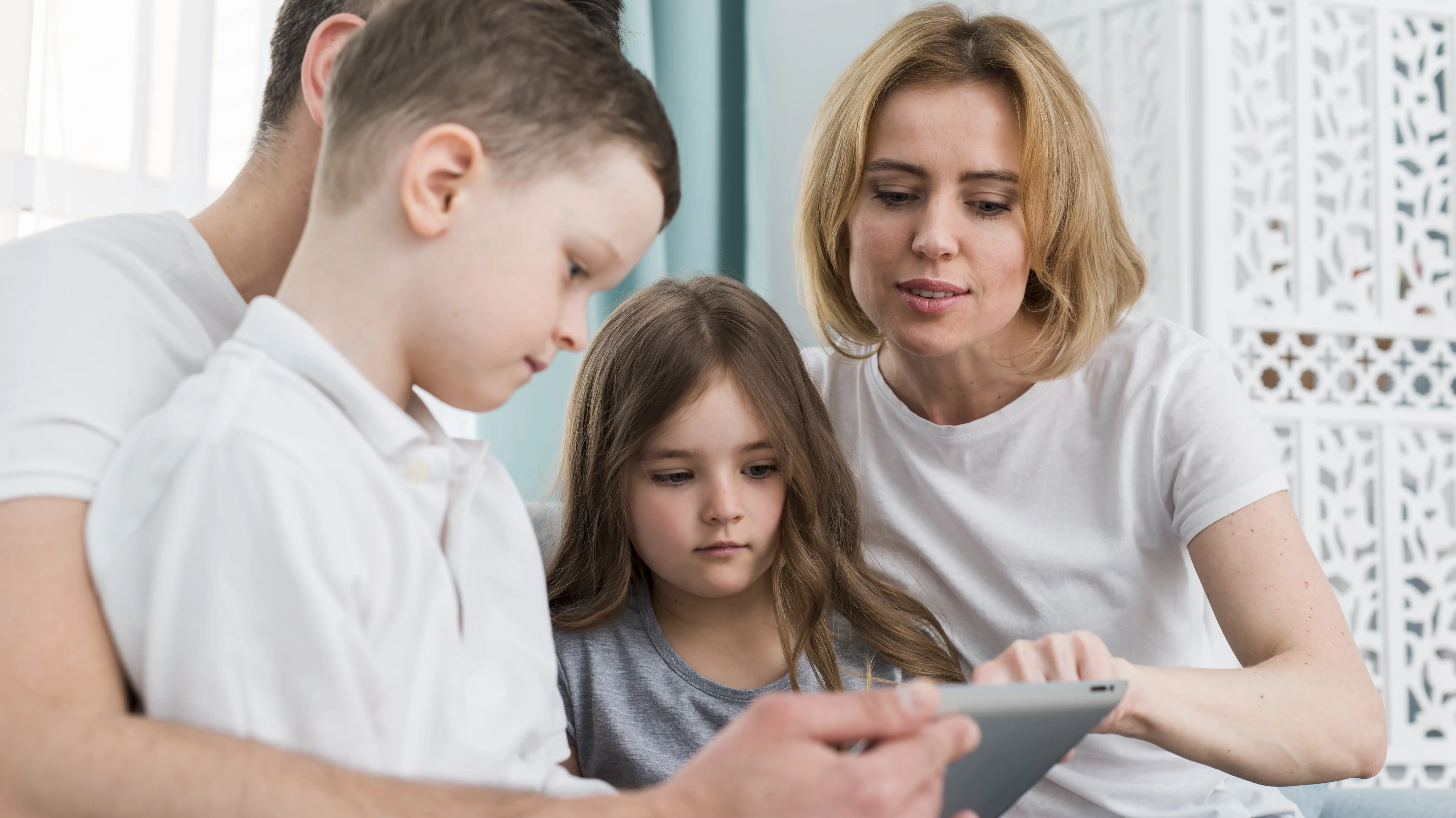 Illustration for the article: Screen Time: How to Set Boundaries Without Conflict - Tips for Parents