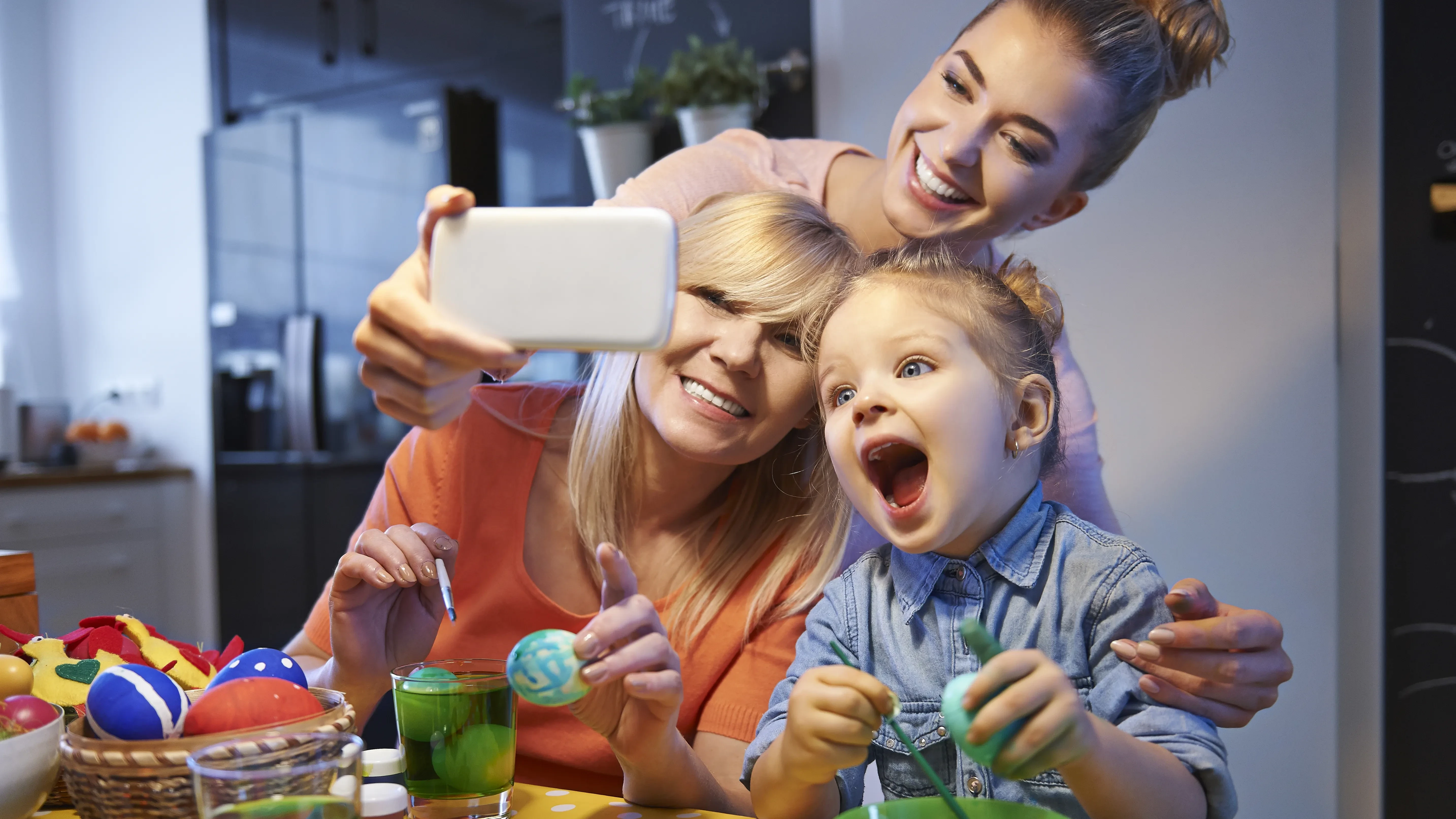 Ilustración para el artículo: El papel de los padres en el apoyo a los jóvenes blogueros y streamers