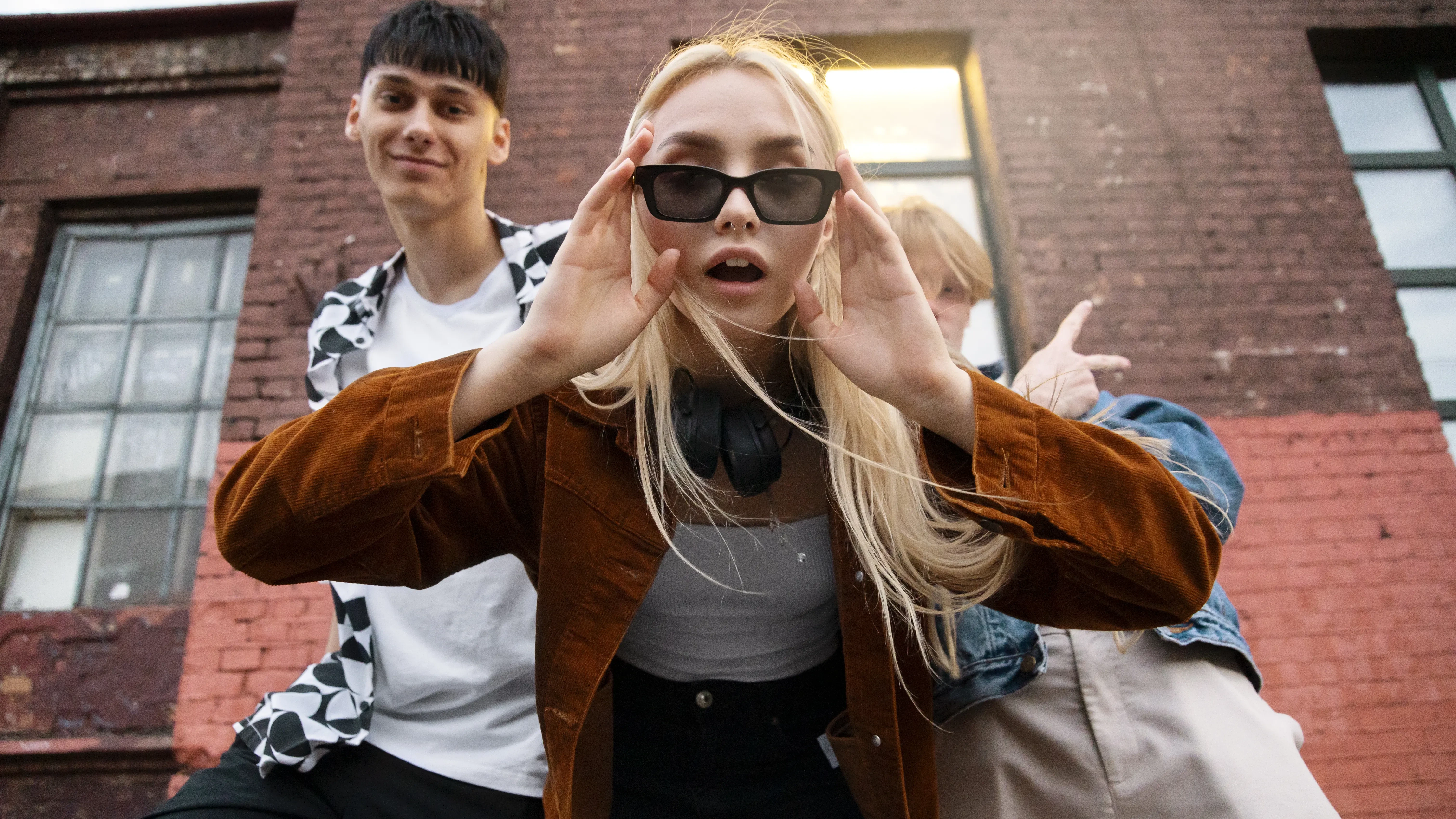 Ilustración para el artículo: ¿Qué significa GYAT? Guía para padres sobre la jerga adolescente