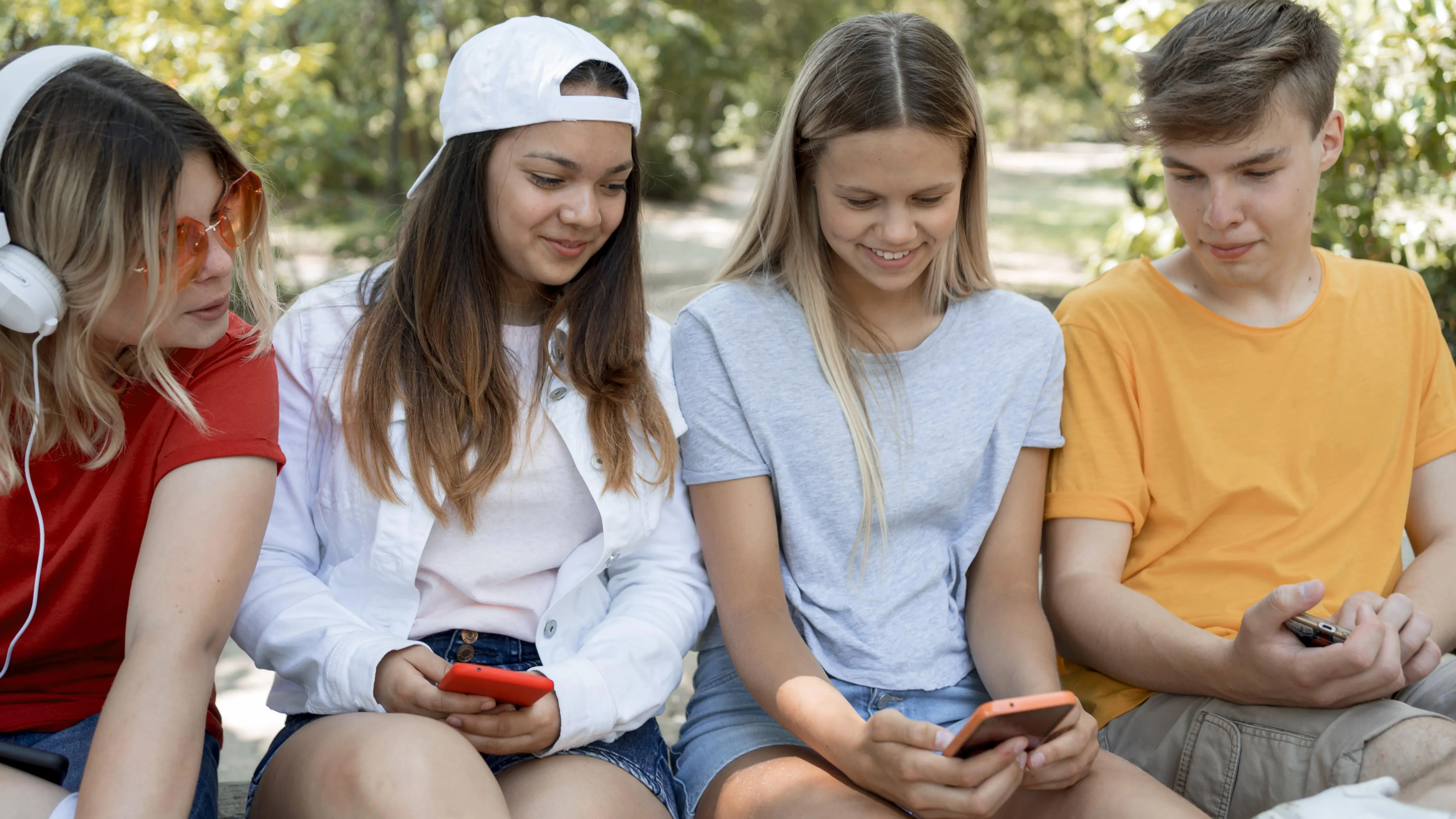 Ilustracja do artykułu: Slang 2025 roku w mediach społecznościowych: poradnik dla rodziców