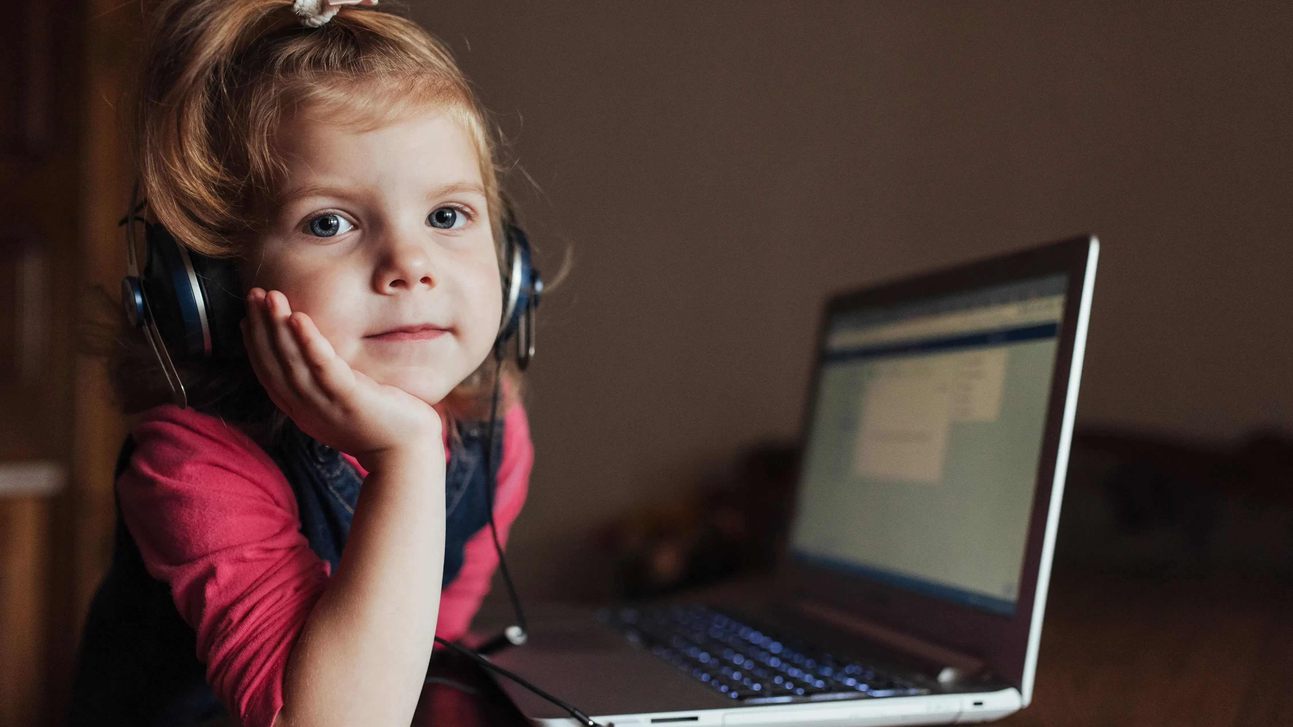 記事用イラスト： 過度な制御のない監視：信頼とセキュリティのバランス