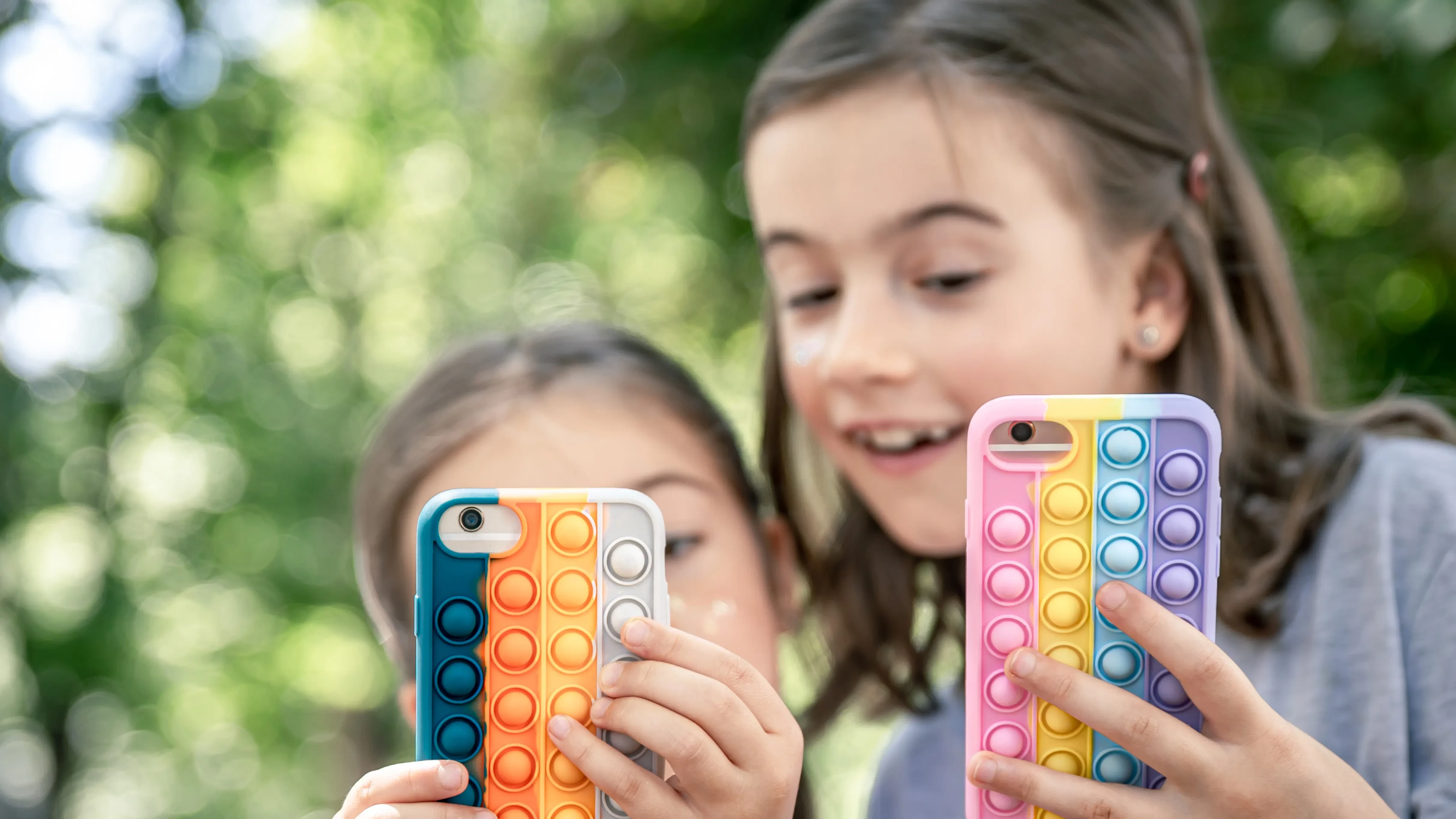 Ilustración para el artículo: ¿Qué significan los emojis que usa tu hijo? Guía para padres