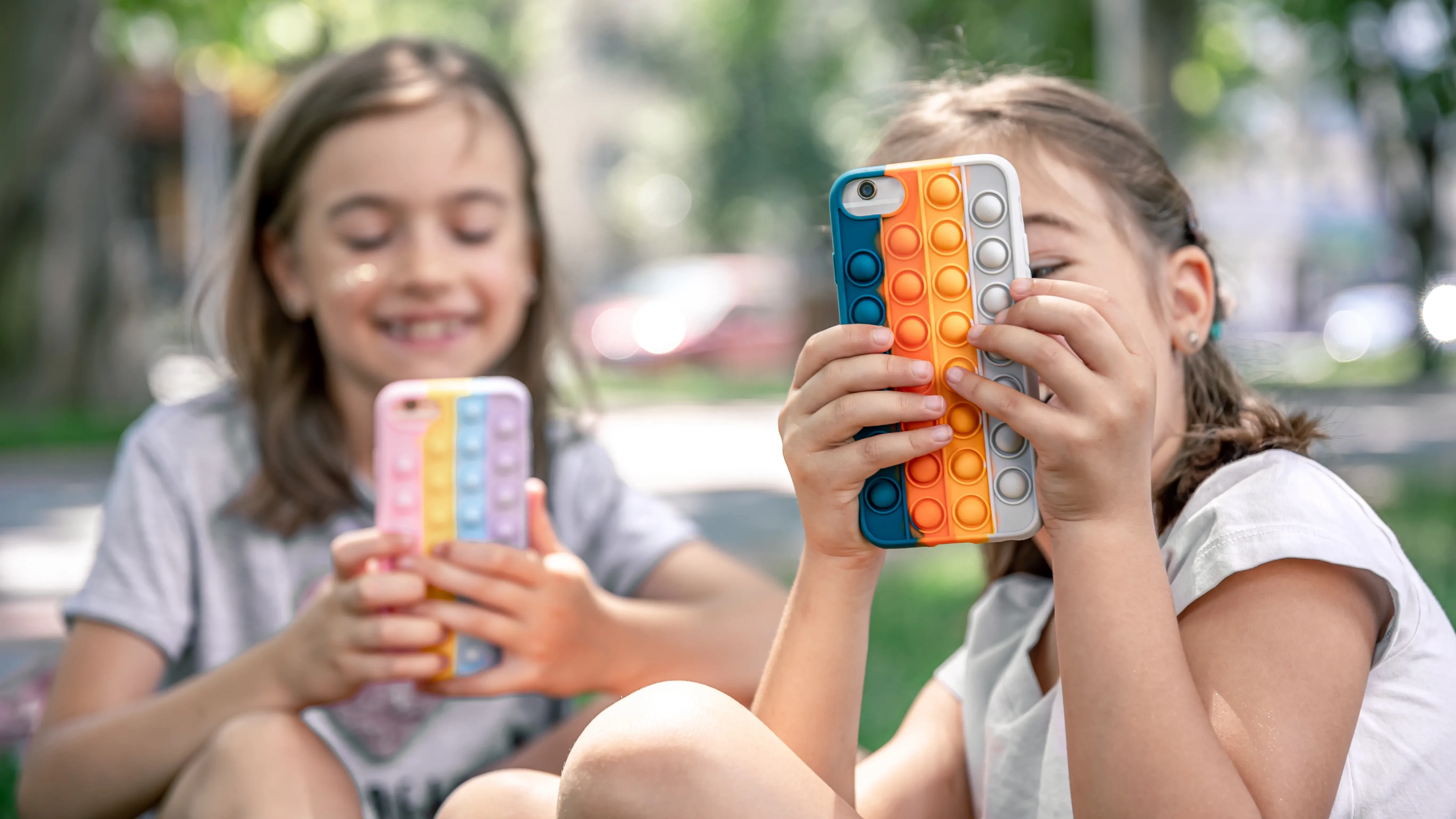 記事用イラスト： WhatsAppのペアレンタルコントロール: 子供向けメッセンジャーの安全性