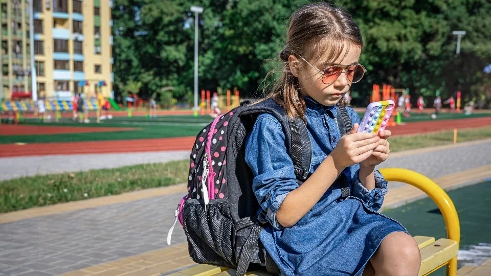 Ilustracja do artykułu: Jak działa nasłuchiwanie dźwięków wokół telefonu dziecka