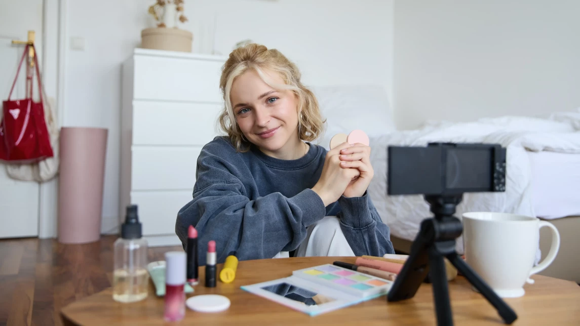 Ilustração do artigo: O que é GRWM e como essa tendência influencia os jovens?