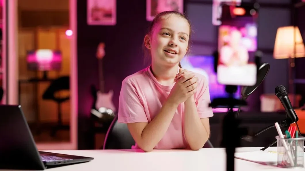 Ilustracja do artykułu: Bezpieczeństwo online młodych blogerów i streamerów