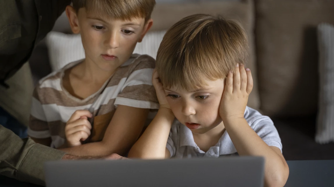 Ілюстрація до статті: Дитина та дорослий контент