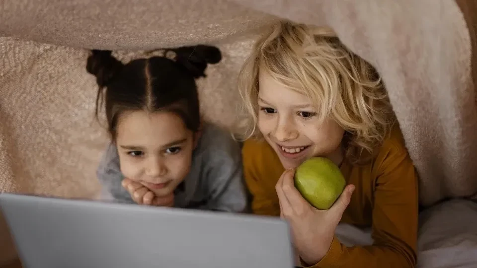 Ilustración para el artículo: Cómo restringir el contenido en el teléfono de tu hijo