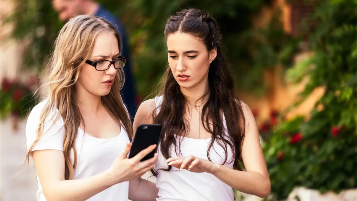 Ilustração do artigo: O que são ONS, FWB e NSA nos telefones dos adolescentes?