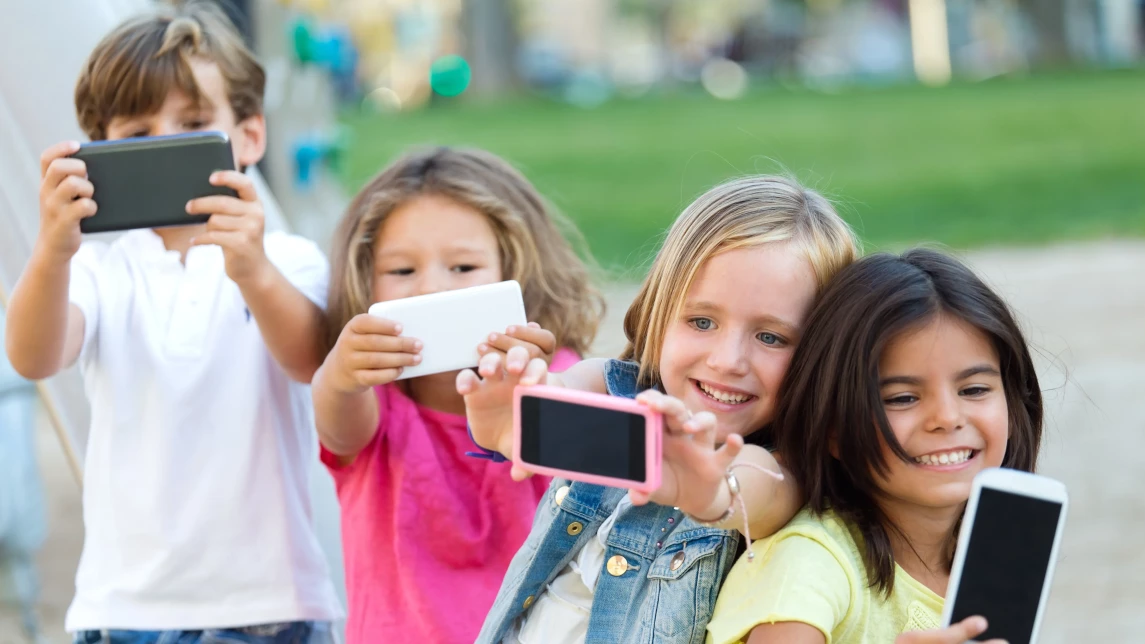 Ілюстрація до статті: Кібернетичне дитинство: обмежувати чи ні?